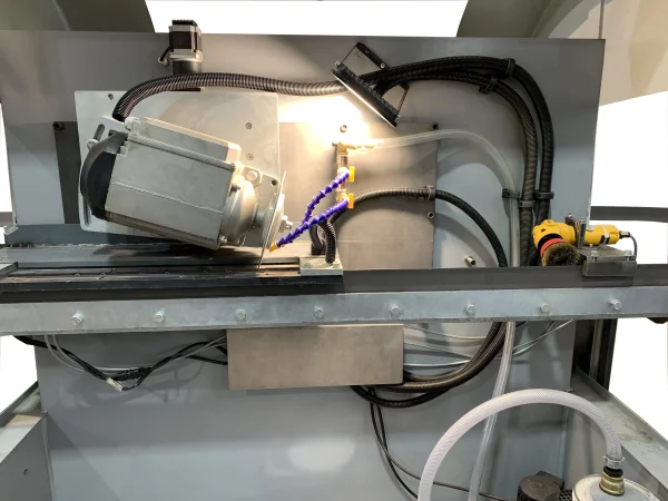 Sistema di fissaggio de l'affilatrice automatica per seghe a nastro e seghe multiple ELITE modello EVG 350