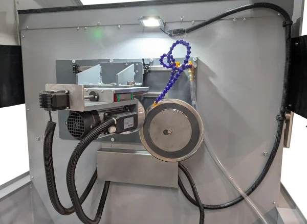 Dettaglio del motore dell'affilatrice a coltelli circolari ELITE modello JVC 700