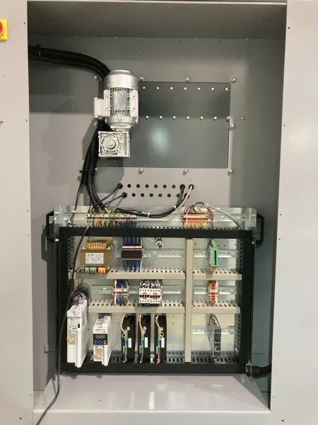 Facile accesso alla parte meccanica della macchina. Quadro elettrico perfettamente organizzato e accessibile